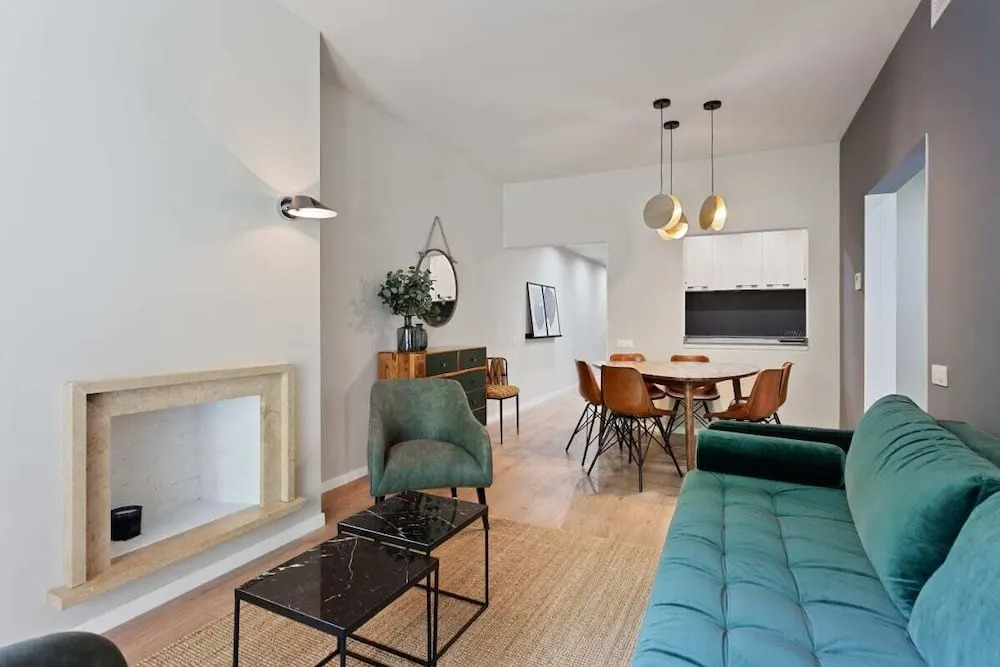 Designer 4 Bed Apt W Balcony Near Plaça Catalunya