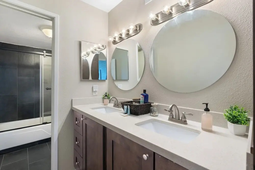 < 1 Mi to Fashion Square: Condo w/ Community Perks