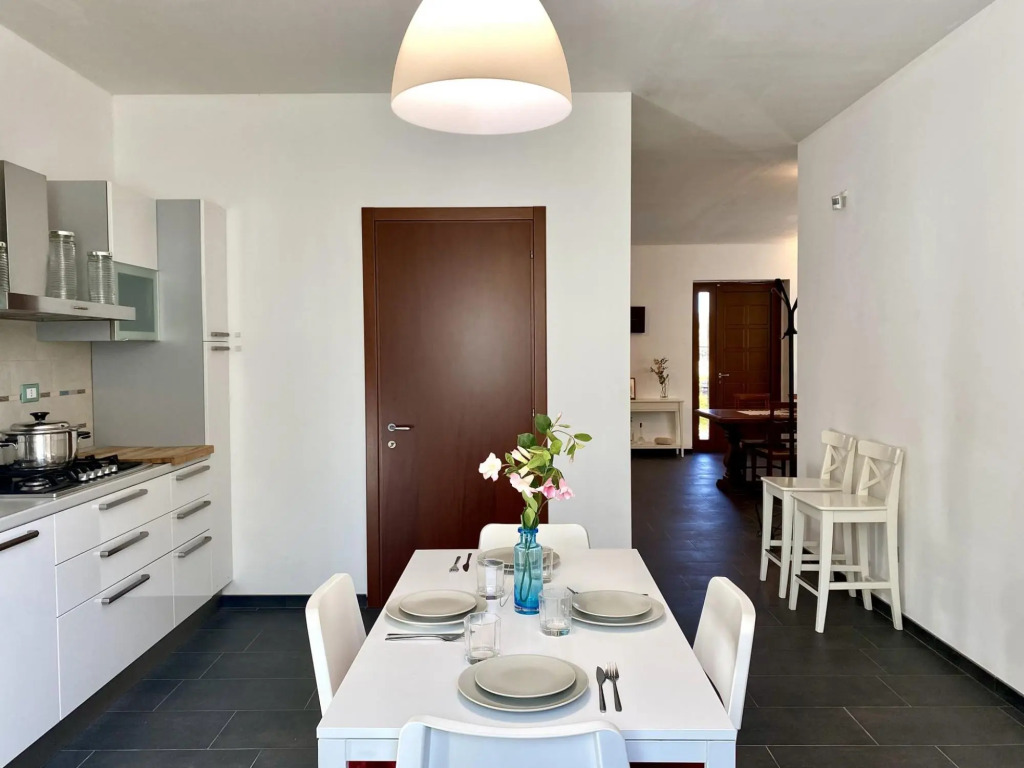 Apartment in villa, suitable for families, swimming pool, large outdoor spaces-Salice by Villa Rita