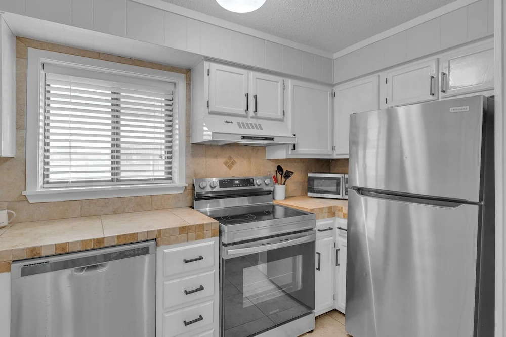 Aqua Vista Retreat 2 BDR in Spectacular Resort!