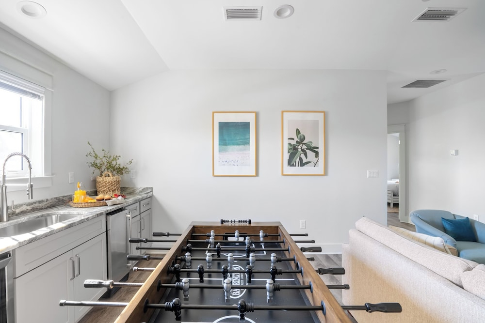 Lyle by Avantstay Chic Beach House w/ Pool & Hot Tub Walking Distance to Ocean