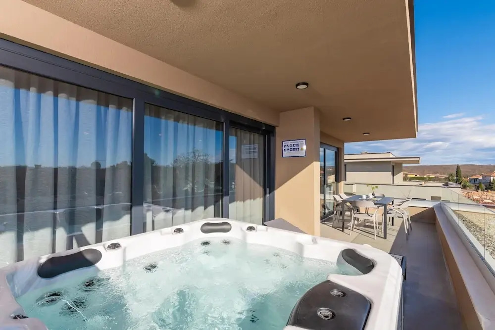 Apartment in Istria With Sea View & Bubble Bath
