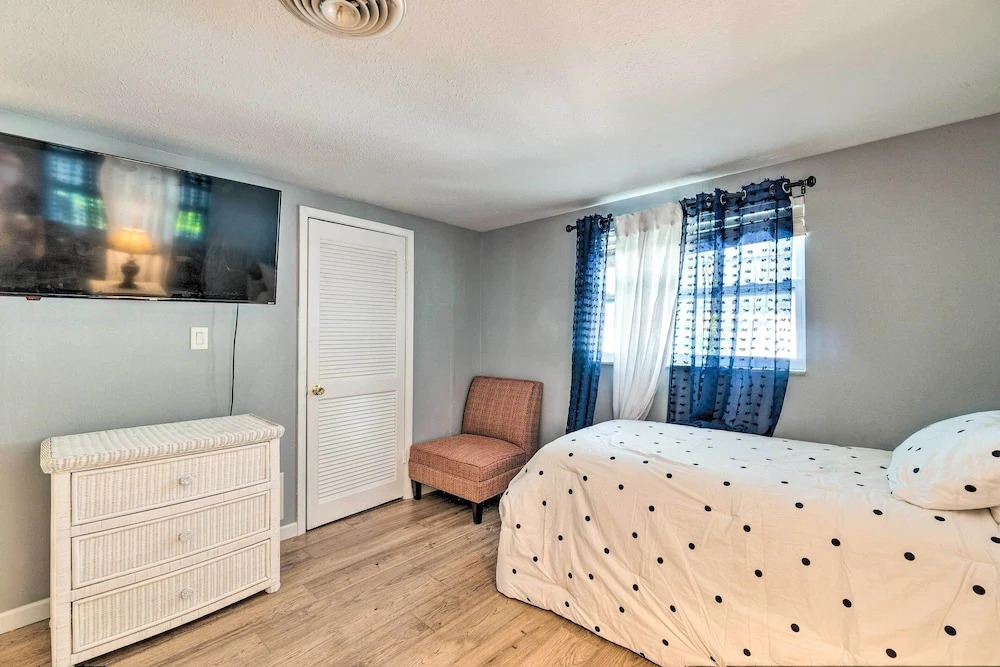 Peaceful Venice Villa w/ Patio - 2 Miles to Beach