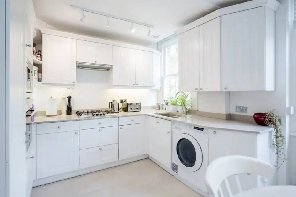 Light 2 Bedroom Flat With Roof Terrace