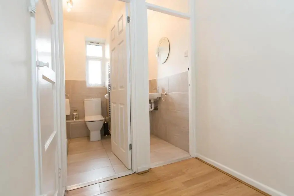 6 Minutes to the Tower of London Trendy Shoreditch Central London Sleeps 8