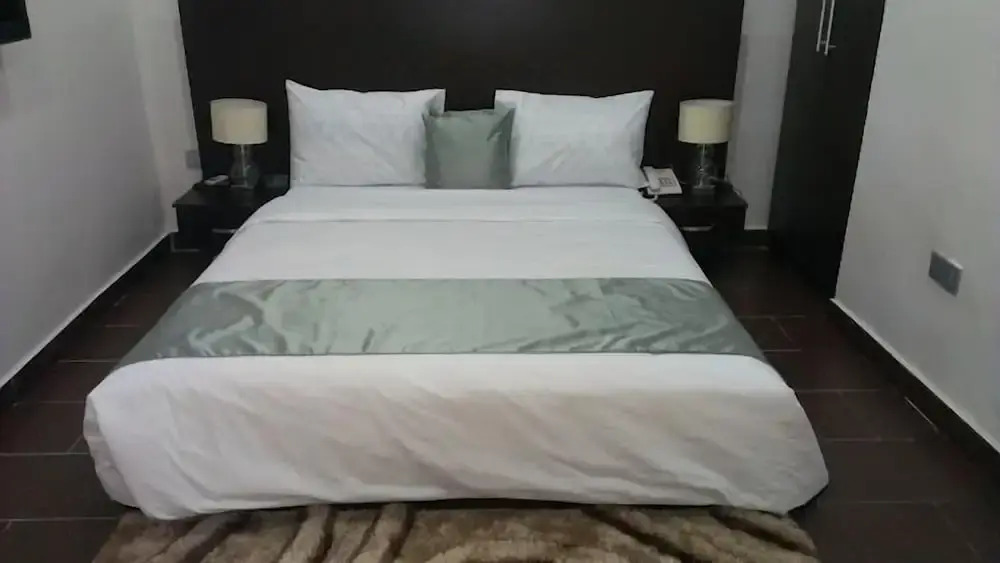 Rolak Hotel and Suites