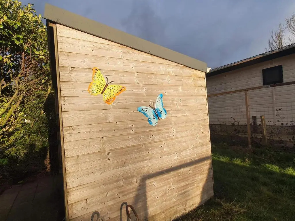 Relax huisje is een luxe huisje met een vaatwasser en zeer snel WIFI 5G en is voorzien van een nieuwe badkamer en keuken met een omheinde tuin met een eigen parkeerplaats