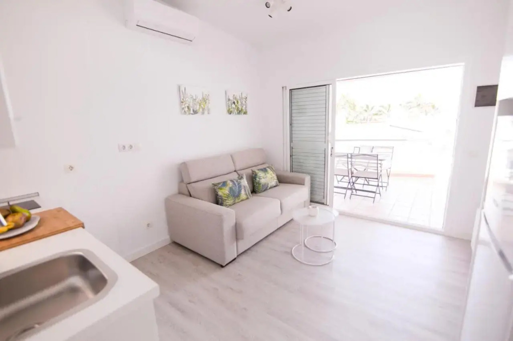 Deluxe Apartment. 50 meters Beach