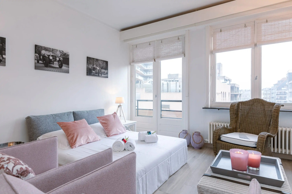 Beautiful and Spacious Studio With Side Seaview