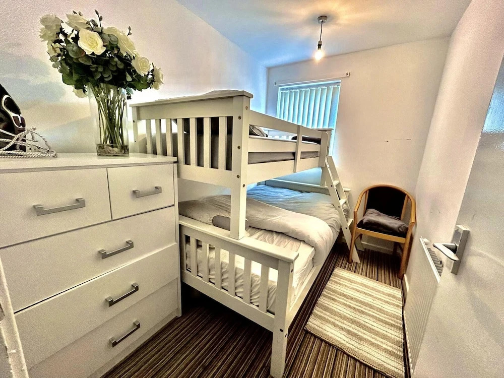 Mordenised 2 Bedroom House Close to City Centre
