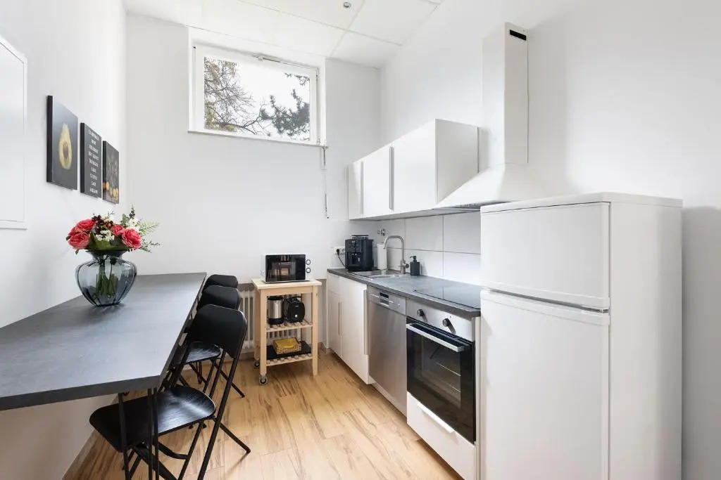 Big Central Apartment near Rotkreuzplatz with 3 BR for 12 PAX