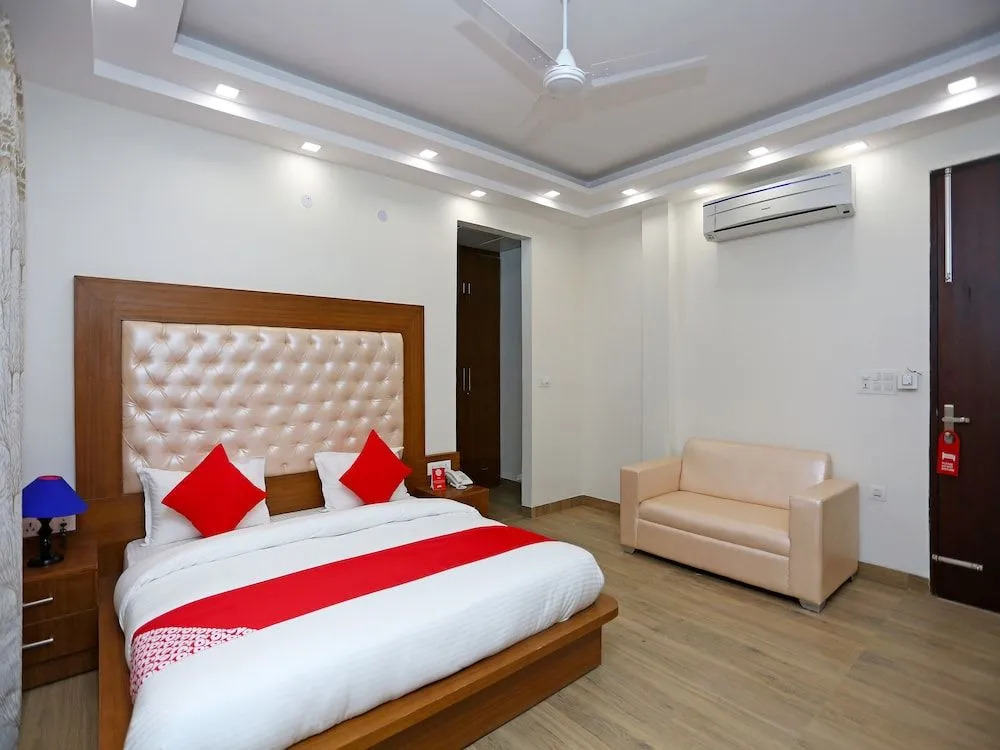 OYO 12692 Amexx Residency