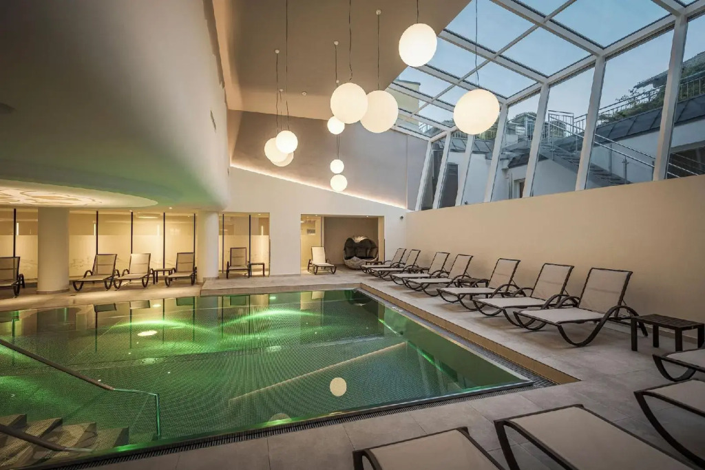 Hotel Norica - Thermenhotels Gastein mit dem Bademantel direkt in die Therme
