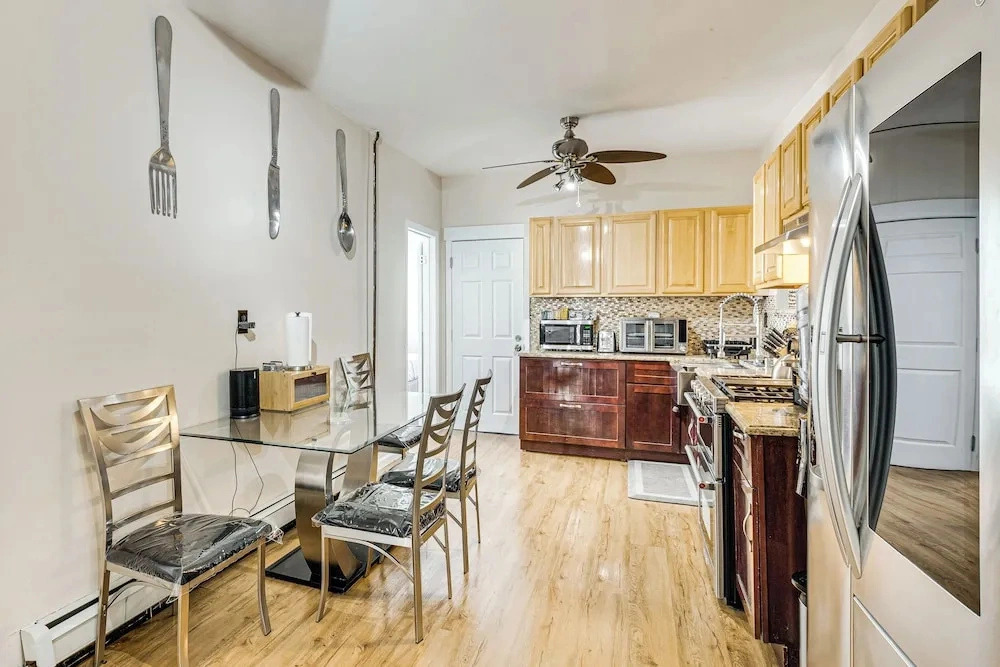 1 Mi to Downtown Newark: Urban Escape