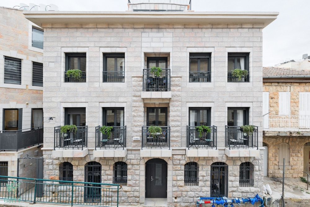 ALMA City Center Classical Apartments by HOMY