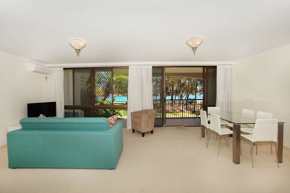2 bedroom Apt on Parkyn Parade with pool and Air conditioning