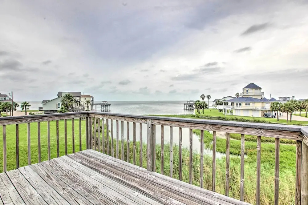 Waterfront Galveston Bay Retreat < 1 Mi to Beach!