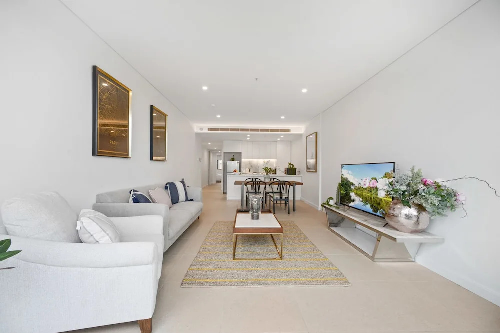 Brand New Ultra Luxe Apt Next To Central CBD