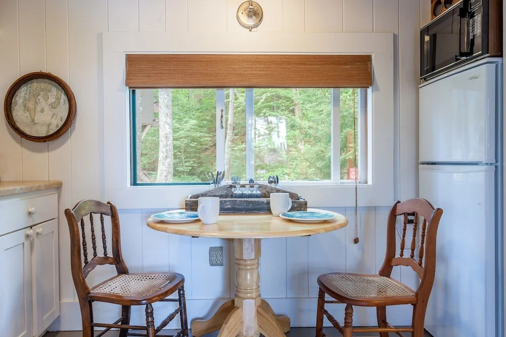 Chic Boothbay Harbor Studio Cabin by RedAwning