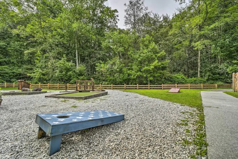 1 Mi to Fairfield Lake: Serene Sapphire Retreat