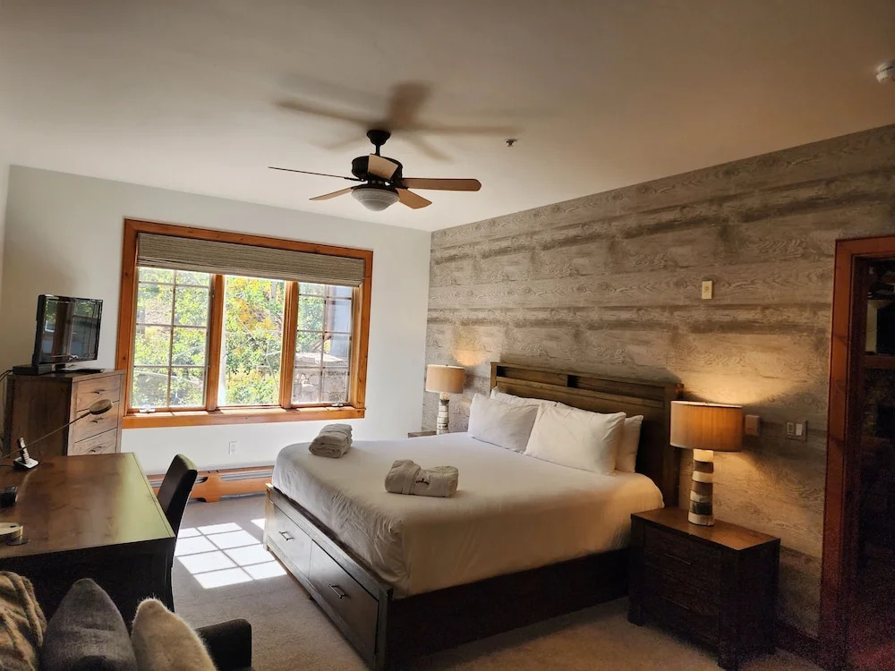 Scenic On-mountain 2br/2.5ba Bachelor Gulch Ski In/ski Out 2 Bedroom Condo by RedAwning