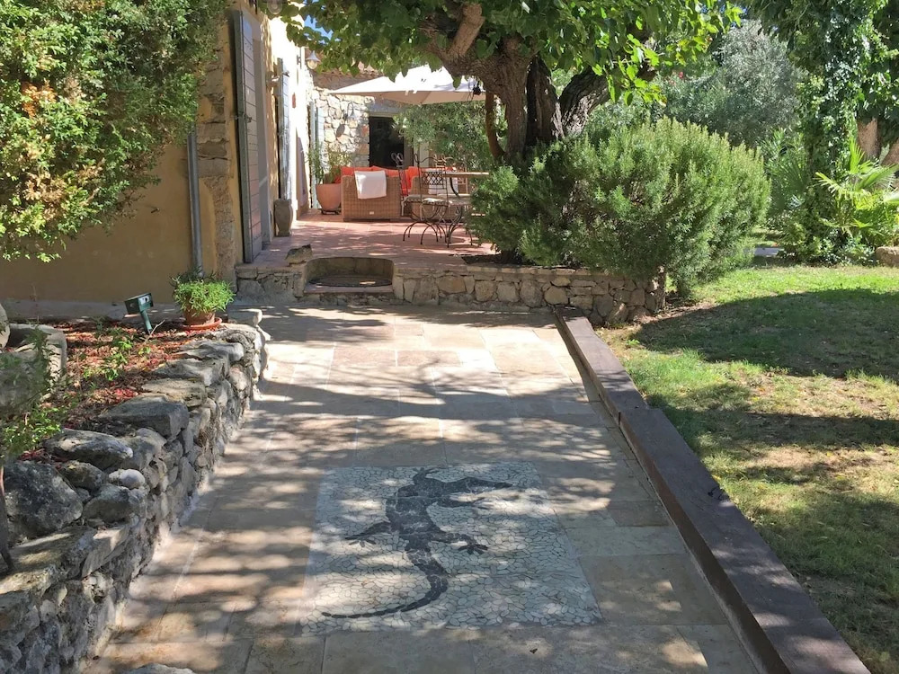 Spacious Villa With Private Swimming Pool a few Minutes' Walk From Lorgues