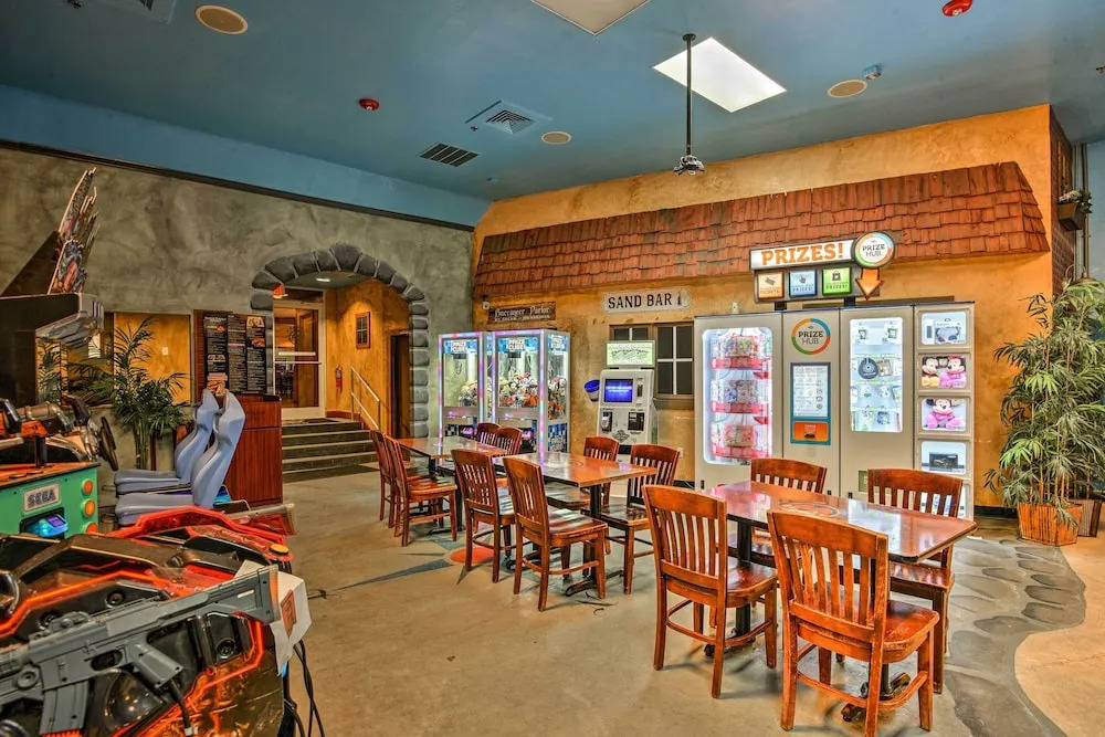 9 Mi to Wdw: Townhouse w/ Balcony in Davenport!