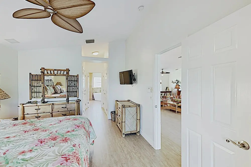 Upscale Canal-side W/ Lanai, Pool & Hot Tub! 3 Bedroom Home