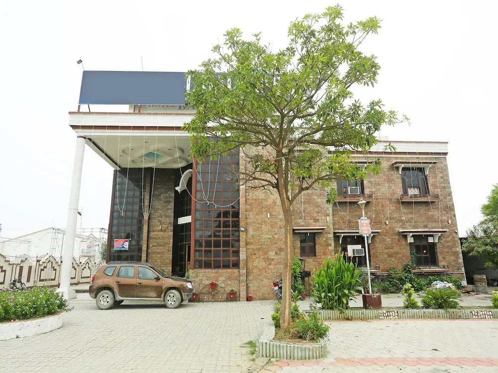 OYO 16906 Hotel Balsons