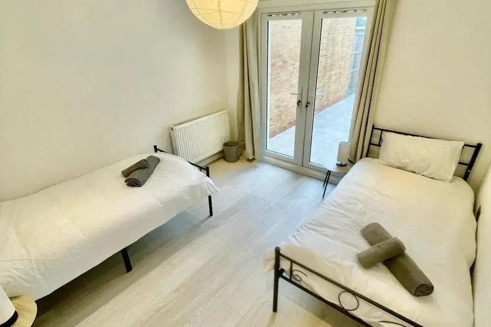 3 Bed Flat - Sleeps 6 - Parking - Wifi