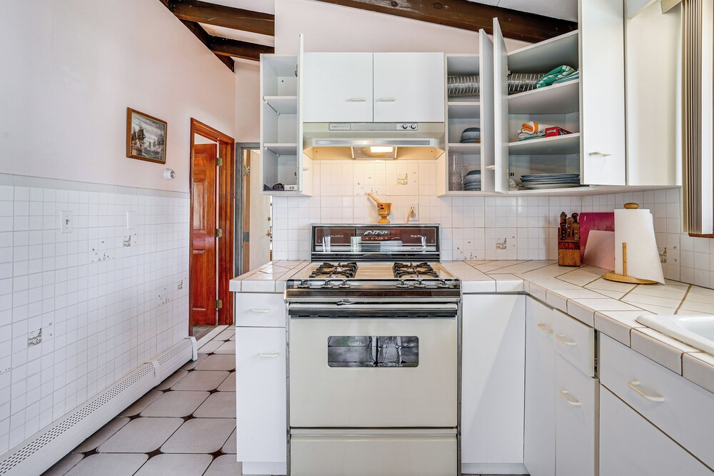 Massachusetts Abode w/ Deck & Grill: Near Beaches!