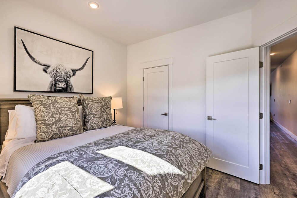 Hot Tub & Balcony: Riverfront Silverthorne Condo!