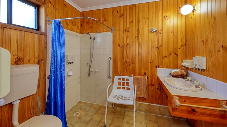 Country Roads Motor Inn