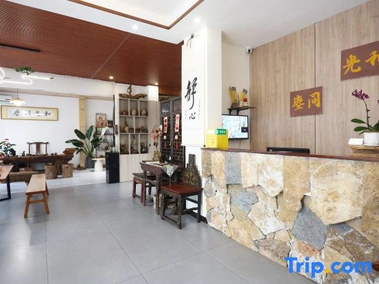 Heguang Tongchen Inn (Jianshui Ancient City Huancuilou Store)