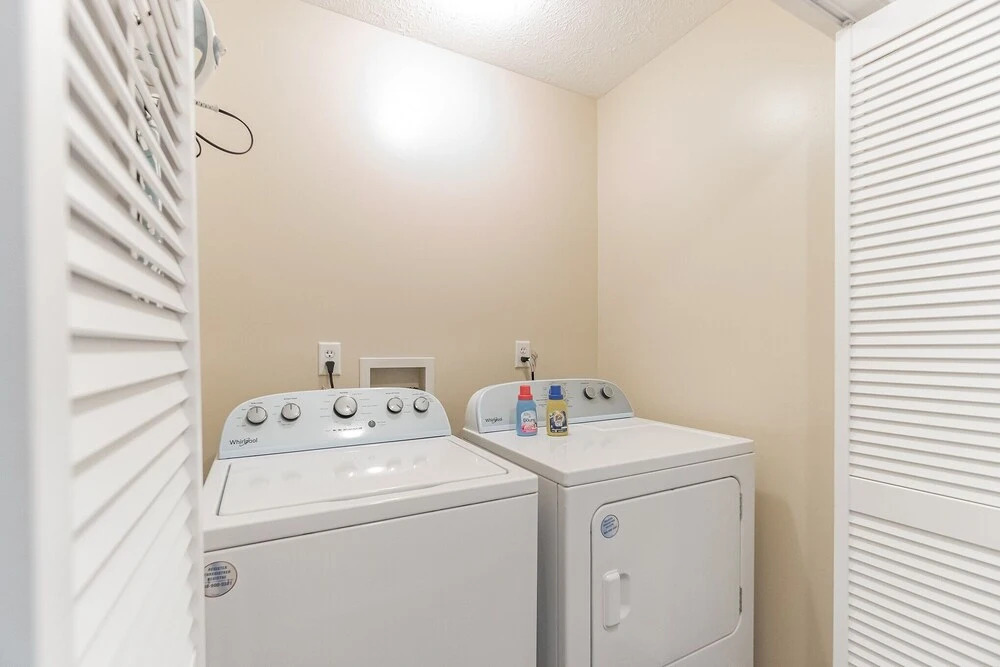 Updated Bunk House 4 Minutes To Lucas Oil - 8 Minutes To Downtown 3 Bedroom Home by Redawning