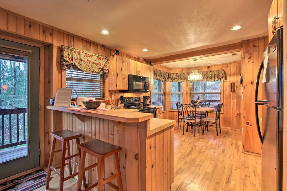 Private Gatlinburg Cabin: Pet Friendly w/ Hot Tub!