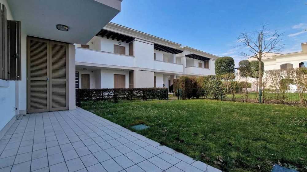 Welcoming Flat With Swimming Pool and Solarium