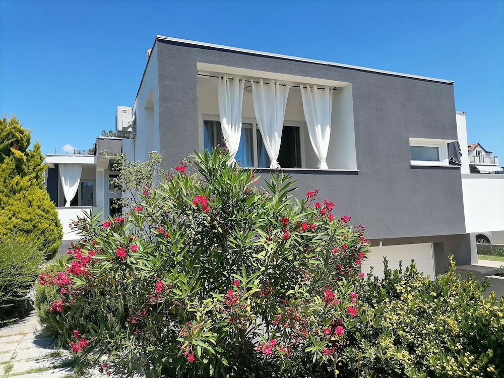 Apartments Dora