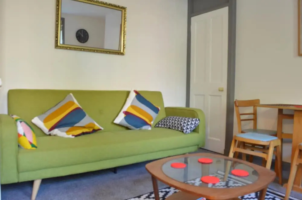 2 Bedroom Flat Near Leith Walk