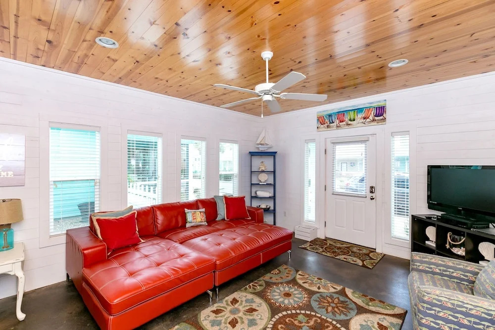 4BR/4.5BA Vibrant House, Village Walk by RedAwning
