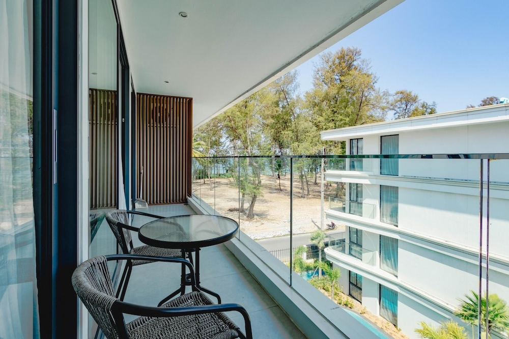 Unit 2303 Beachfront Pool-facing + Sea View
