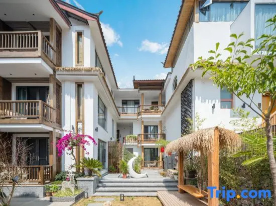 LiJiang Ancient Town DaMei Huasu · JuShe | SenYe Glowscape Designer Homestay (Dashuiche Branch)