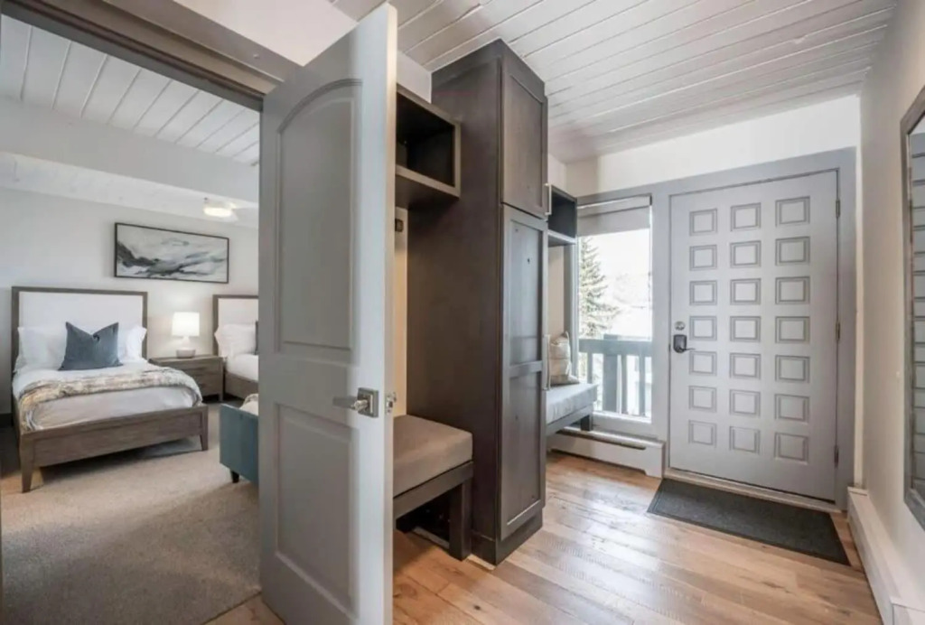 True Ski-In Ski-Out 2 BR Condo with Hot Tub