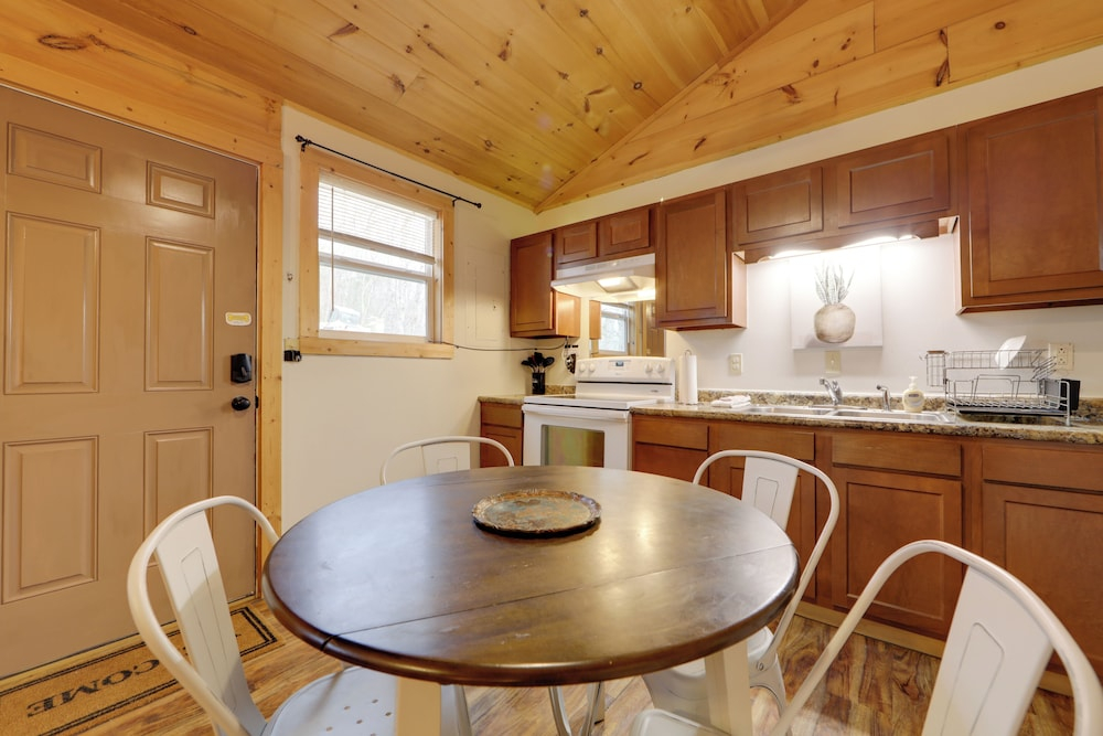 Cozy Cosby Couples Retreat: Fire Pit, Soaking Tub
