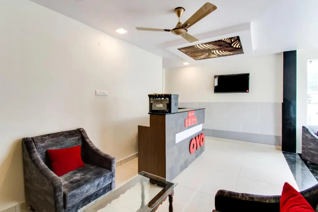 OYO Flagship Hotel GV Residency