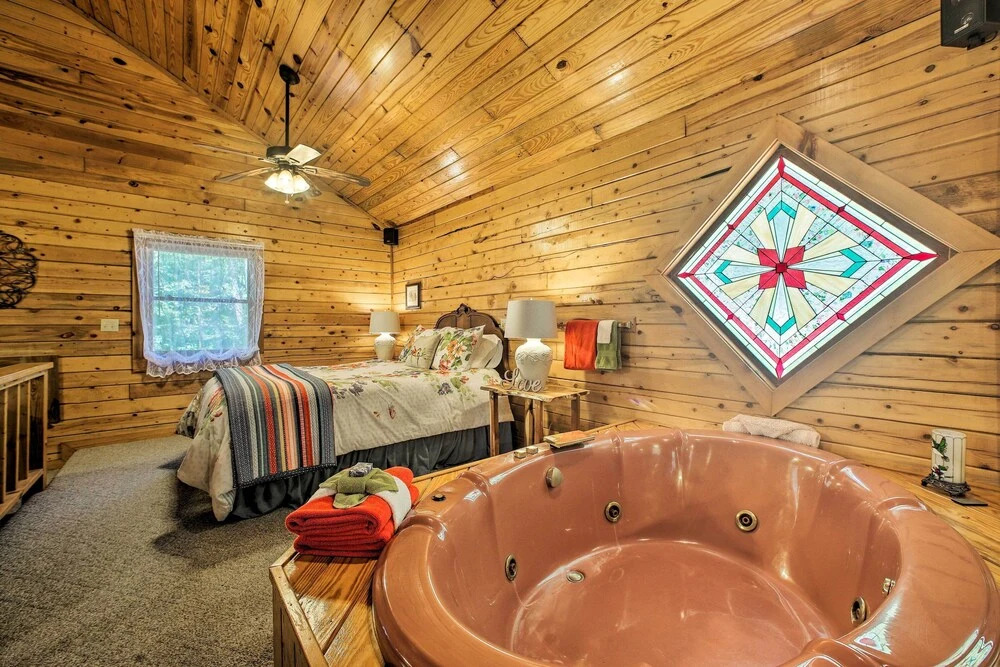 Eureka Springs Studio w/ Deck, Views & Bbq!