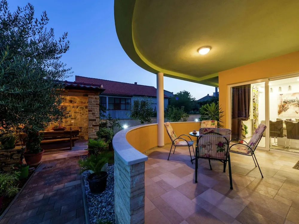 New Luxury Apartment With Nice Garden and Barbecue in a Quiet Area, Wifi