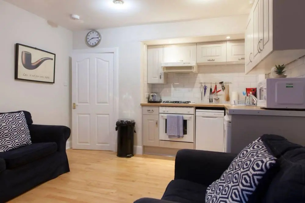 2 Bedroom Flat In West End