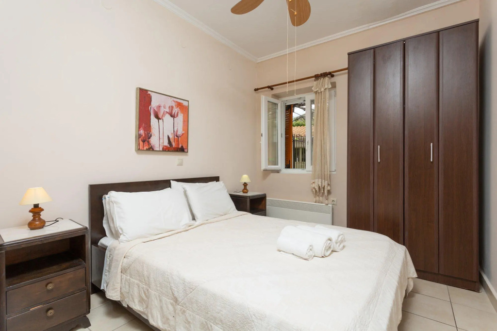 Foteini Apartment Walk to Beach Wifi Car Not Required - 2618
