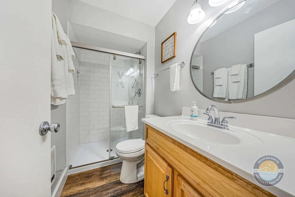 Lake Geneva Condo With Pool, Fireplace & Parking